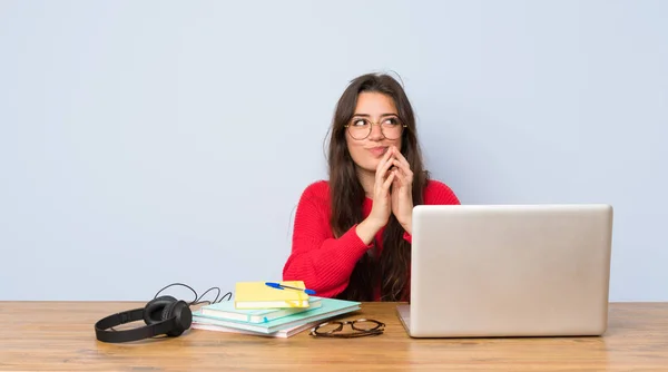 Adolescente Estudiante Chica Estudiando Una Mesa Maquinando Algo — Foto de Stock