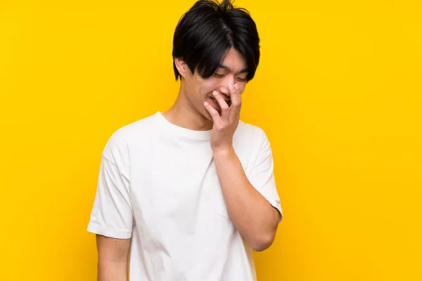 Asiático Hombre Sobre Aislado Amarillo Pared Sonriendo Mucho — Foto de Stock