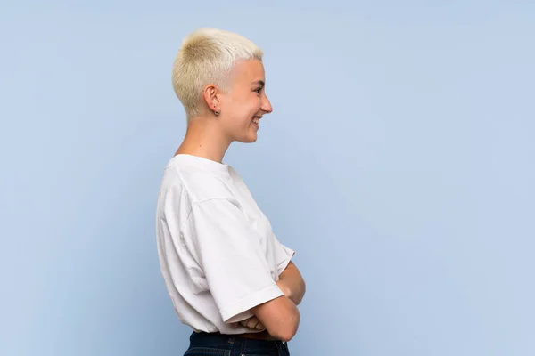 Menina Adolescente Com Cabelos Brancos Curtos Sobre Parede Azul Posição — Fotografia de Stock