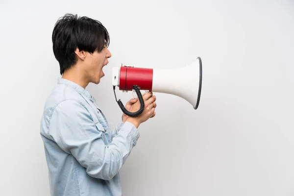 Aziatische Man Geïsoleerde Witte Achtergrond Schreeuwen Door Een Megafone — Stockfoto