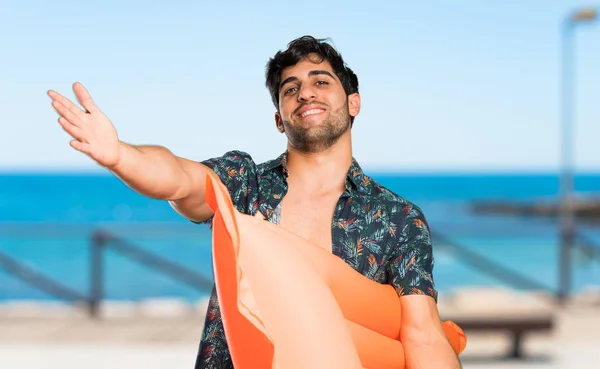 Homem Calções Banho Apresentando Convidando Para Vir Com Mão Praia — Fotografia de Stock