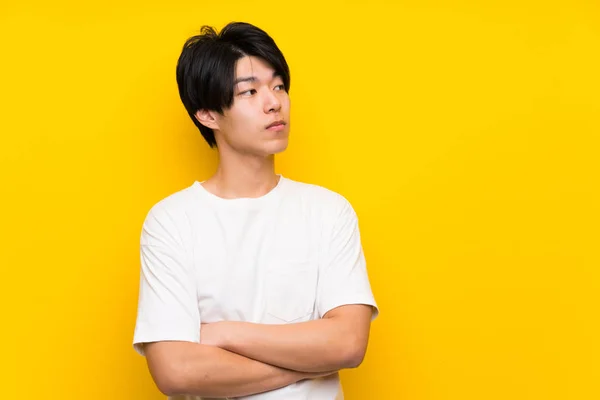 Азіатська Людина Над Ізольованим Жовтим Портрет Стіни — стокове фото