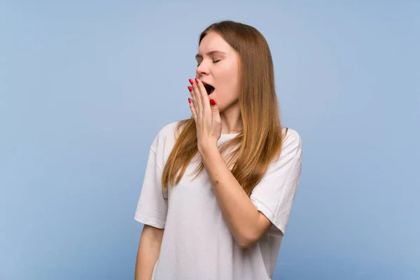 Junge Frau Über Blauer Wand Gähnt Und Deckt Weit Geöffneten — Stockfoto