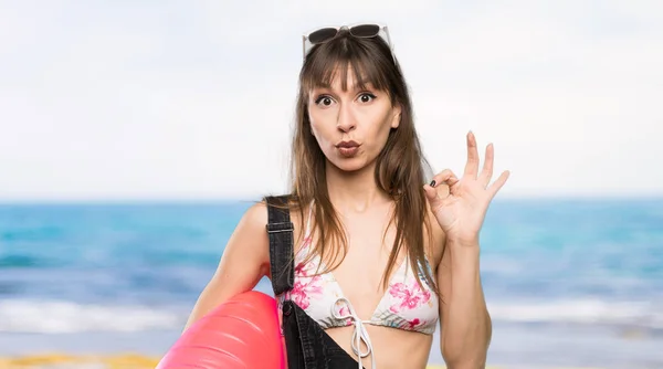 Молода Жінка Бікіні Здивована Показує Знак Пляжі — стокове фото