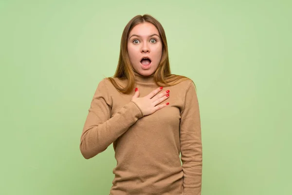 Jonge Vrouw Met Coltrui Trui Verrast Geschokt Terwijl Kijken Rechts — Stockfoto