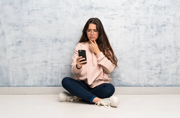 Adolescente Étudiante Étudiant Dans Une Table Pensant Envoyant Message — Photo