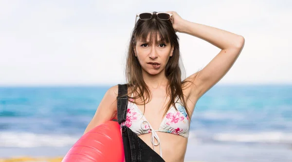 Ung Kvinna Bikini Med Förvirrande Ansiktsuttryck Stranden — Stockfoto