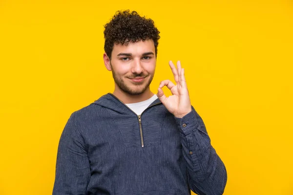 Mladý Muž Přes Izolovanou Žlutou Zeď Prsty Oku — Stock fotografie