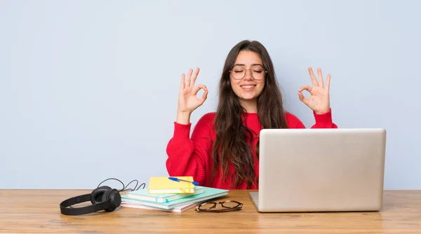 Adolescente Estudante Menina Estudando Uma Mesa Pose Zen — Fotografia de Stock