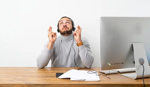 Telemarketer Hombre Colombiano Con Dedos Cruzando Deseando Mejor —  Fotos de Stock