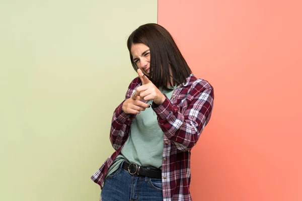 Jonge Vrouw Geïsoleerde Kleurrijke Muur Wijzen Naar Voorkant Glimlachen — Stockfoto