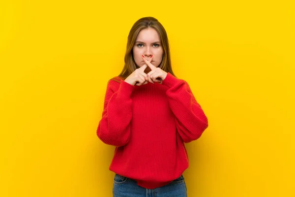 Jonge Vrouw Gele Muur Tonen Een Teken Van Stilte Gebaar — Stockfoto