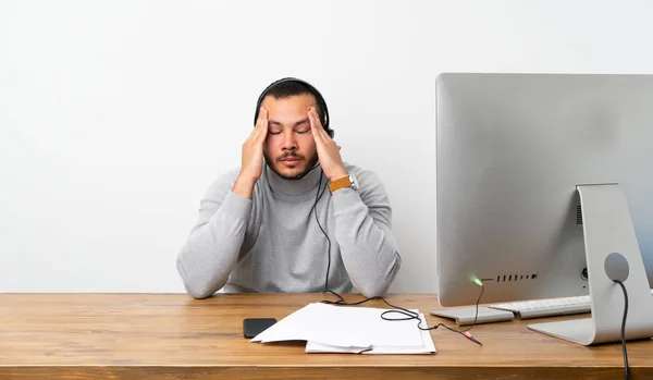 Telemarketer Kolumbijský Muž Bolestí Hlavy — Stock fotografie