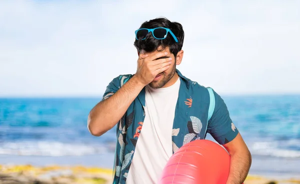 Homem Troncos Com Expressão Cansada Doente Praia — Fotografia de Stock