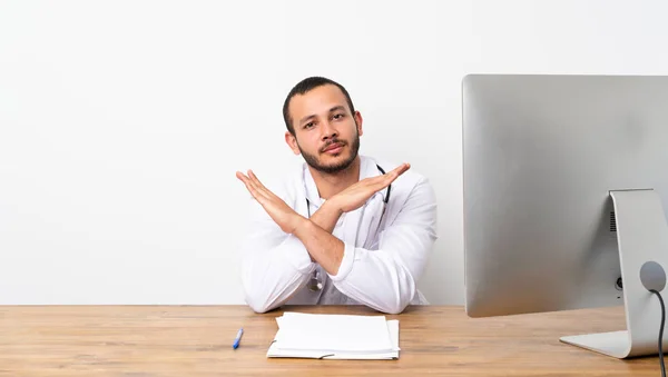 Doctor Colombiano Hombre Haciendo Ningún Gesto — Foto de Stock