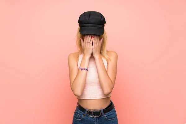 Ung Blond Kvinna Med Hatt Med Trött Och Sjukt Uttryck — Stockfoto