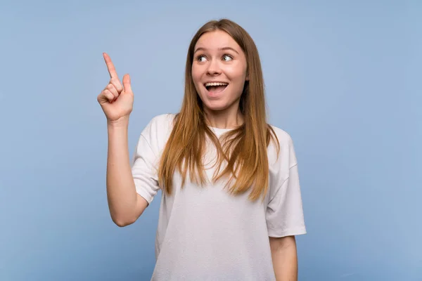 Young Woman Blue Wall Intending Realizes Solution While Lifting Finger — Stock Photo, Image