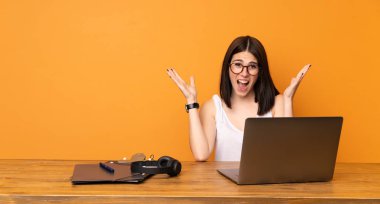 Şok yüz ifadesi ile bir ofiste iş kadını