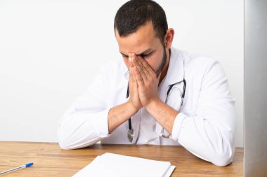 Doktor Kolombiyalı adam bir masada bakıyoruz