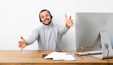 Telemarketer Kolombiyalı adam sunan ve el ile gelmek için davet