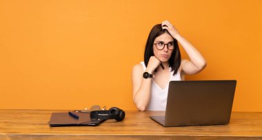 İş kadını hayal kırıklığı ve anlayış değil bir ifade ile bir ofiste