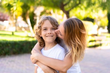 Mutlu anne ve oğlu bir parkta