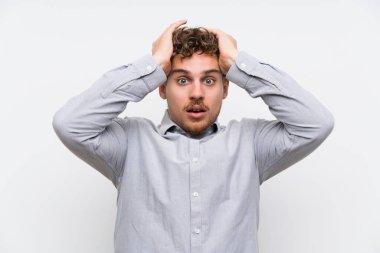 Sarışın adam sürpriz yüz ifadesi ile izole beyaz duvar üzerinde