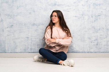 Bir masa portresi nde okuyan genç öğrenci kız