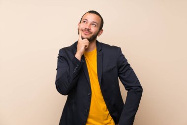 Izole arka plan üzerinde Kolombiyalı adam bir fikir düşünme