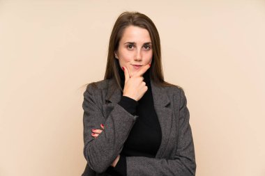 İzole edilmiş duvarda gülen genç bir kadın