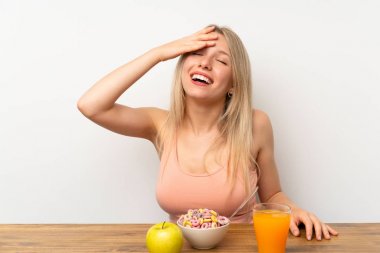 Genç Sarışın kadın kahvaltı gülüyor