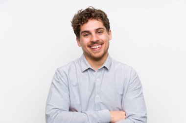 Sarışın adam gülüyor izole beyaz duvar üzerinde