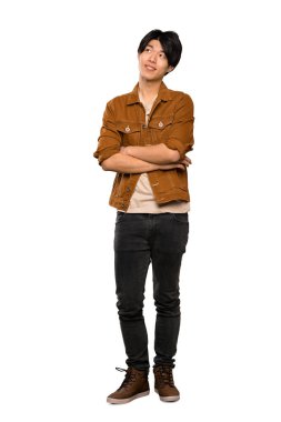 İzole beyaz arka plan üzerinde gülümseyerek kahverengi ceketli Asyalı bir adamın tam uzunlukta bir çekim