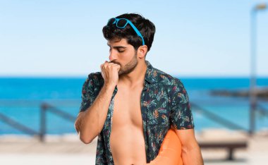 Plajda şüpheleri olan sandıklı adam