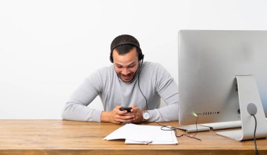 Telemarketer Kolombiyalı adam şaşırttı ve bir mesaj gönderme