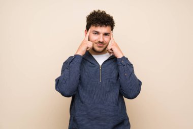 Izole duvar üzerinde kıvırcık saçlı adam şüpheler ve düşünme sahip