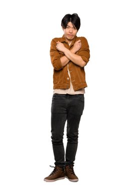 İzole beyaz arka plan üzerinde donma kahverengi ceket ile Asyalı bir adam tam uzunlukta bir çekim