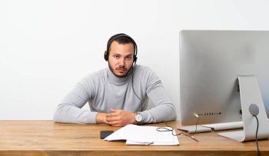 Telemarketer Kolombiyalı adam üzgün ve depresif ifade ile