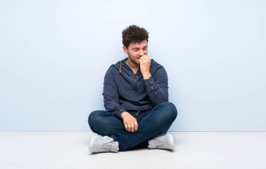 Şüpheleri katta oturan genç adam