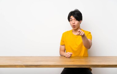 Sarı gömlekli Asyalı adam şaşırttı ve ön işaret