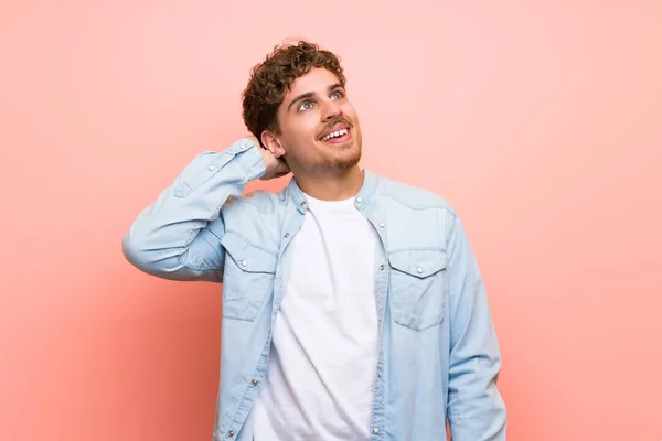 Homem Loiro Sobre Parede Rosa Pensando Uma Ideia Enquanto Coça — Fotografia de Stock