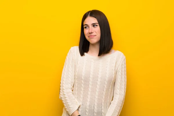 Young Woman Isolated Yellow Wall Making Doubts Gesture Looking Side — Stock Photo, Image