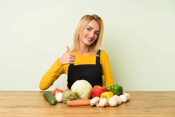 Mujer Rubia Joven Con Montón Verduras Dando Gesto Pulgar Hacia —  Fotos de Stock