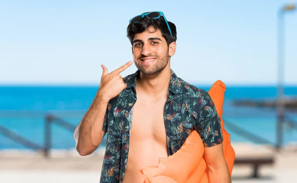 Mann Badehose Lächelt Mit Einem Fröhlichen Und Angenehmen Gesichtsausdruck Strand — Stockfoto