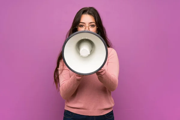 Tiener Meisje Paarse Muur Schreeuwen Door Een Megafoon — Stockfoto