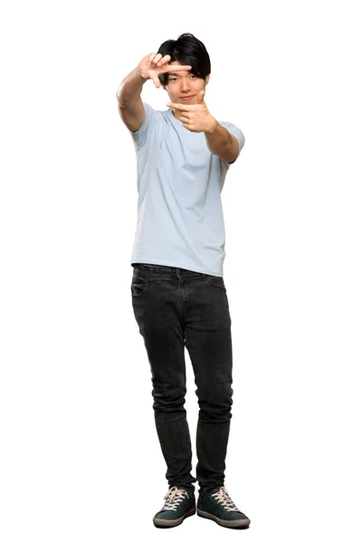 青いシャツを着たアジア人男性のフルレングスショット 分離された白い背景の上にシンボルをフレーミングする — ストック写真