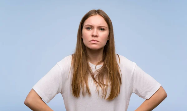 Junge Frau Über Blaue Wand Wütend — Stockfoto