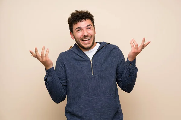 Uomo Con Capelli Ricci Sopra Muro Isolato Sorridente Molto — Foto Stock