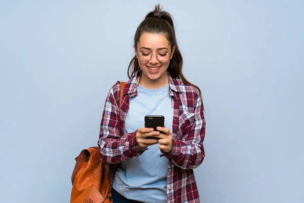 Adolescente Estudiante Chica Sobre Aislado Azul Pared Enviando Mensaje Con — Foto de Stock