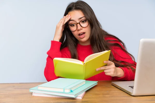 Frustrado Adolescente estudiante chica estudiando en una mesa — Foto de Stock